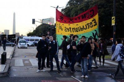 Estudiantes volvieron a marchar contra la nueva secundaria