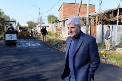 El Municipio trabaja en el asfalto de las calles del barrio Alvear
