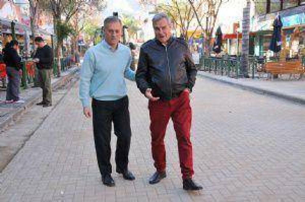Avil�s recorri� el �paseo adoquinado� de Carlos Paz