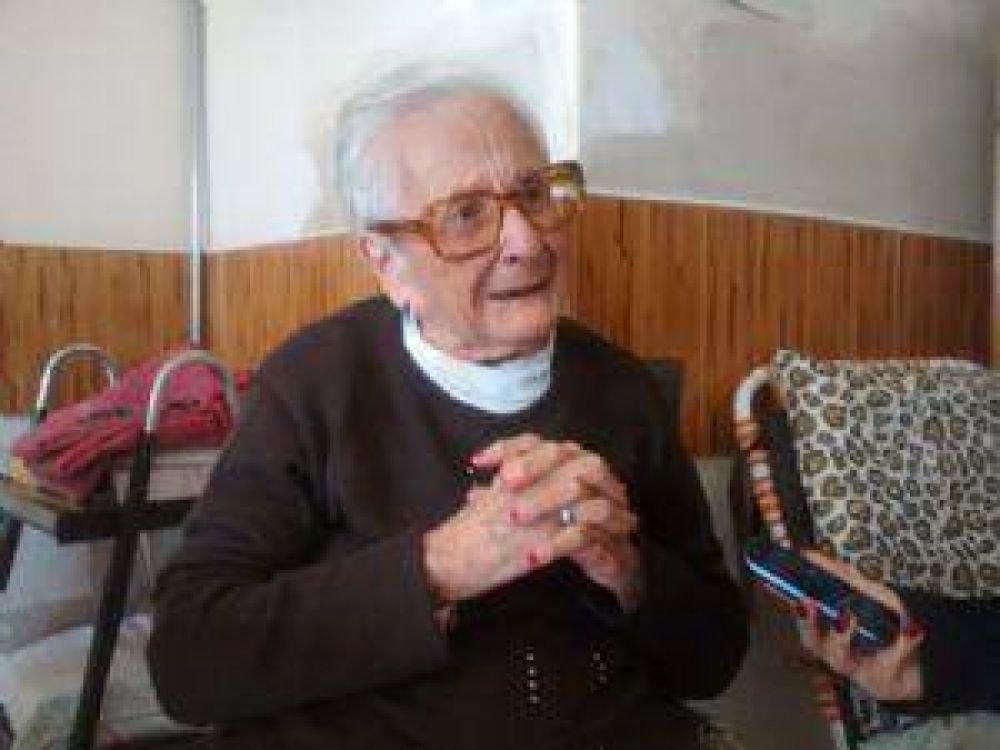 �La abuela que tiene los mismos a�os que Carlos Paz!