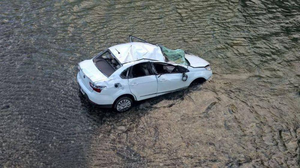 Les robaron el auto y termin� en el lago