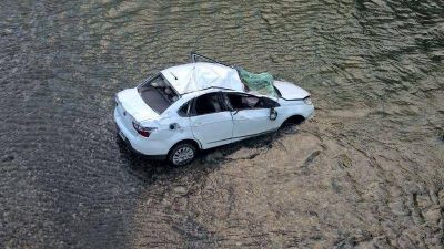 Les robaron el auto y termin� en el lago