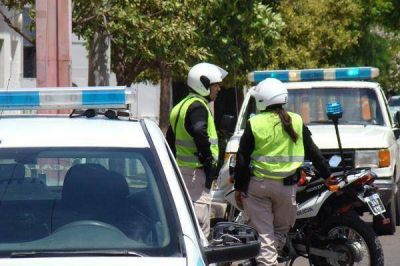 Atropellaron a un polic�a y lo llevaron en el capot