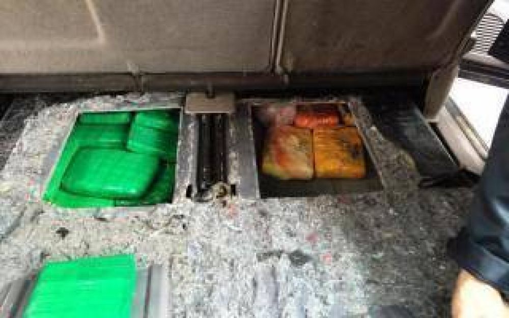 Encontraron 30 kilos de coca�na en un auto con doble fondo