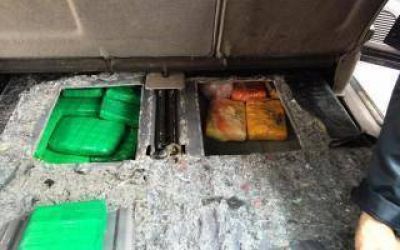 Encontraron 30 kilos de coca�na en un auto con doble fondo