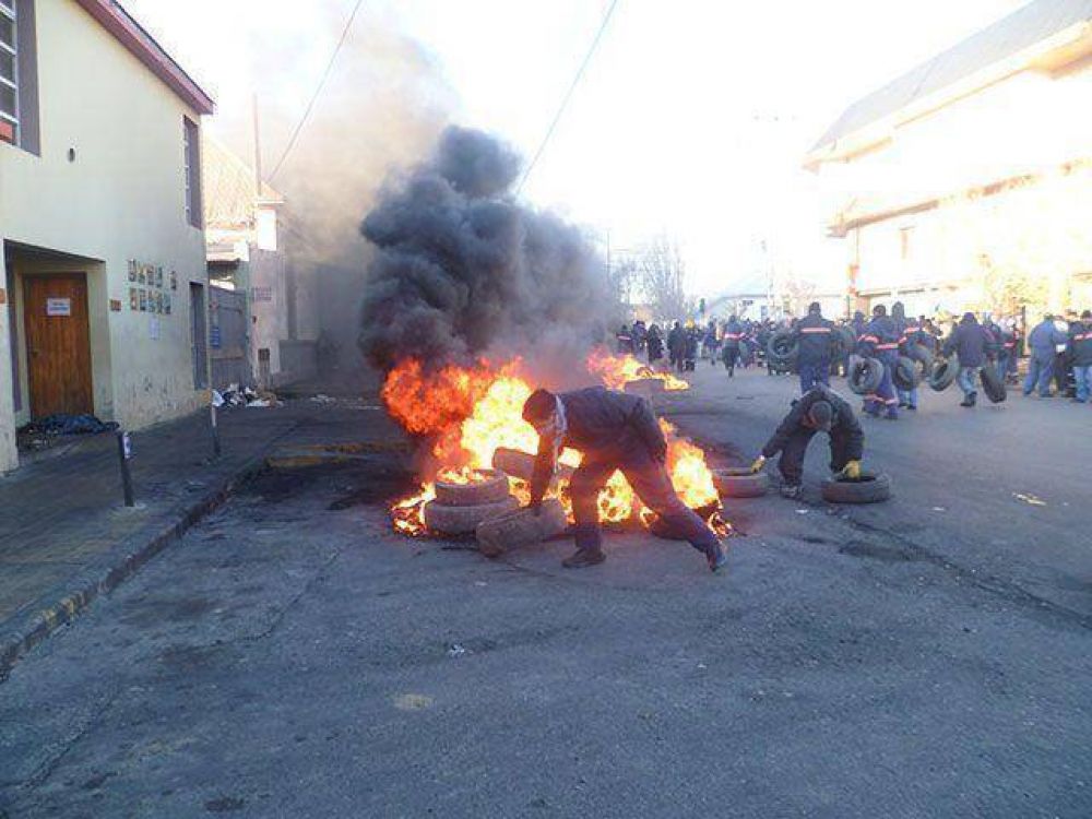 Fuerte quema de cubiertas que agrava el conflicto municipal