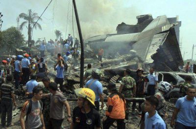 Ascienden a 135 los muertos por la ca�da de un avi�n militar en Indonesia