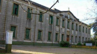Esc�ndalo: dos alumnos se grabaron teniendo sexo en el ba�o de un colegio