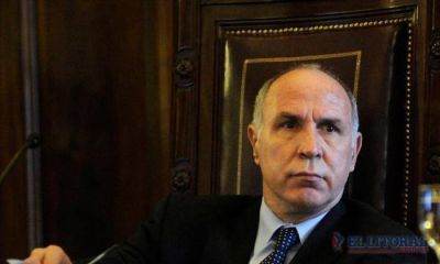  Lorenzetti llega a Corrientes en medio de reclamos malvineros