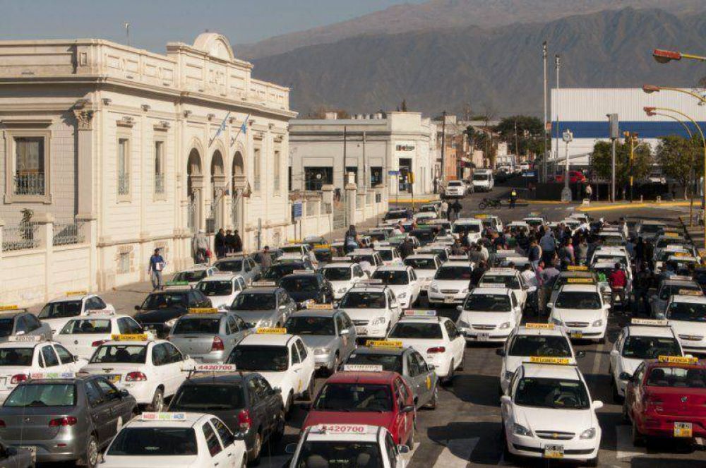 Taxistas y remiseros denunciaron persecuci�n de inspectores municipales