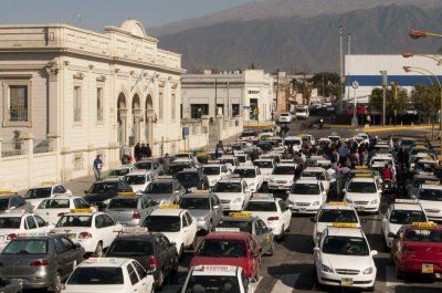 Taxistas y remiseros denunciaron persecuci�n de inspectores municipales