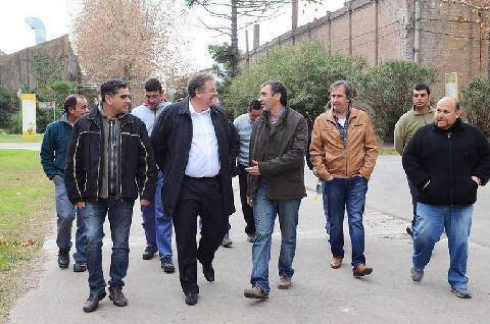 Ariel Notta junto a empresarios y trabajadores de la textil Italcore