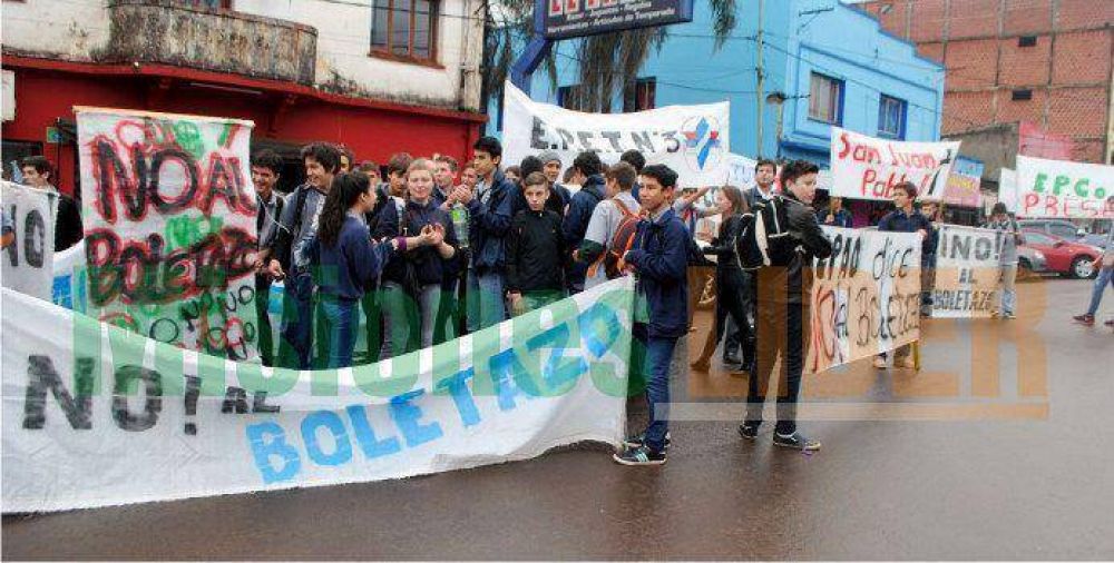 Alumnos de distintos colegios marcharon contra el boletazo en Ober