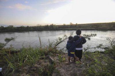 Ofrecen un bote para los ni�os de Santa Ana que cruzan el r�o para ir a la escuela