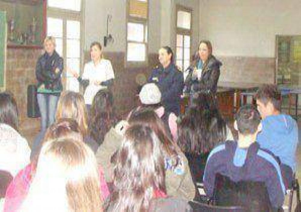 Alumnos participaron de charla de violencia de g�nero
