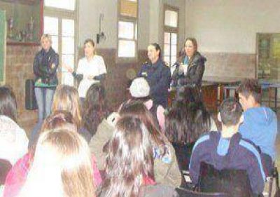 Alumnos participaron de charla de violencia de g�nero