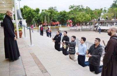 Enviado del Vaticano ensaya ritos lit�rgicos en explanada de Caacup�