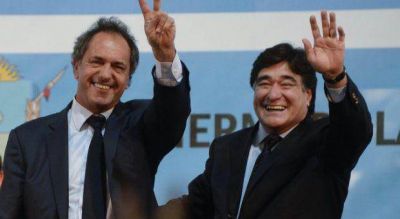 Scioli y Zannini van por la foto con M�ximo en acto homenaje a N�stor Kirchner