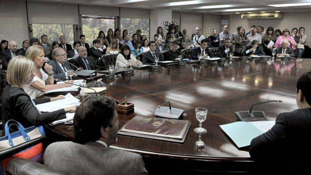 La Justicia invalid� un art�culo de la ley de subrogancia y apart� a un juez electoral clave