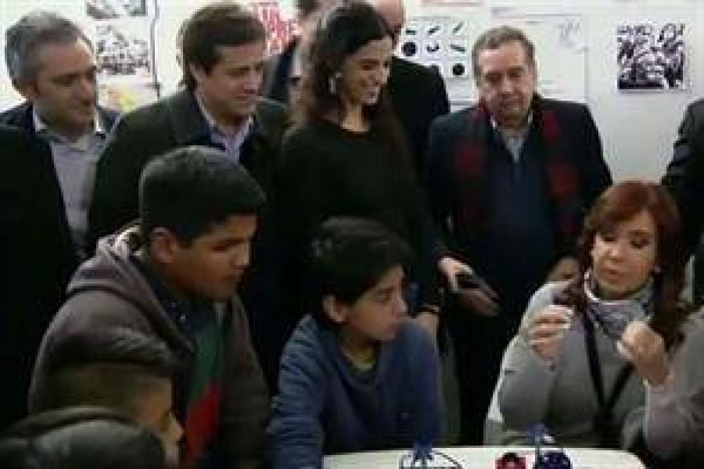 Cristina Kirchner fue protagonista del cierre de campa�a de Recalde y lo llam� Marianito