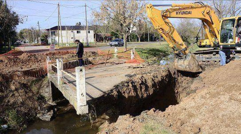 Se construye puente peatonal y vehicular sobre el arroyo Hoocke