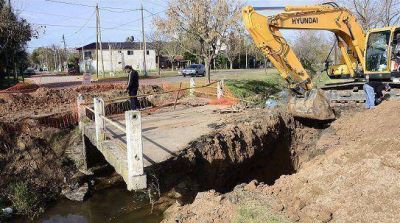 Se construye puente peatonal y vehicular sobre el arroyo Hoocke