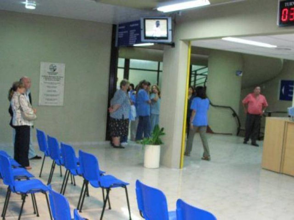 Mujer dio a luz en la vereda