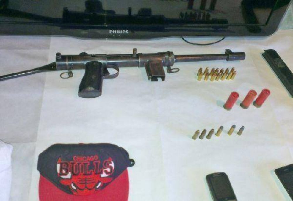 Detienen a dos miembros de una banda con armas de grueso calibre en su casa