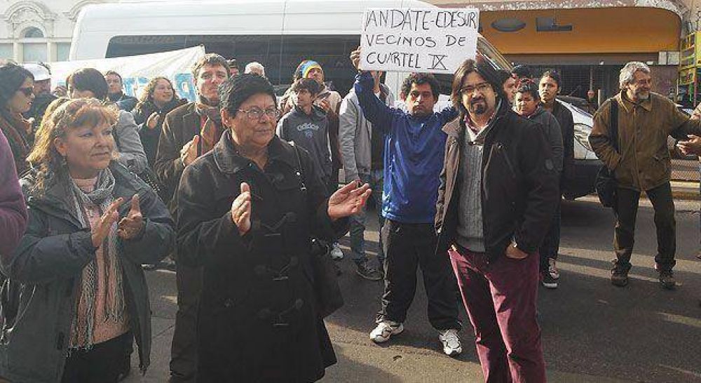 Vecinos protestaron por los reiterados cortes de luz en Lomas