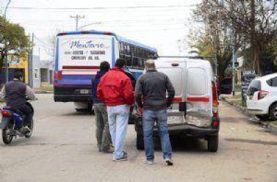 Choque de camionetas para evitar una tragedia