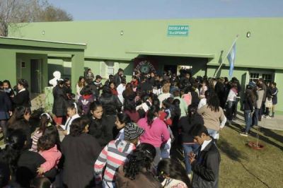 Las instituciones recibieron varios elementos escolares