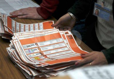 Comenz� el reciclaje del papel de las 7.682 mesas de votaci�n