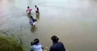La Bancaria don� un bote a los ni�os que cruzan a pie el r�o para ir a la escuela