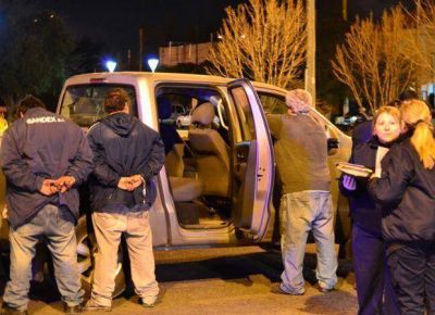 Detuvieron a tres hombres que amenazaron a un vendedor ambulante con armas de fuego