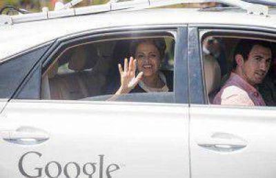 Dilma viaj� en un auto sin chofer: �Acabo de descender del futuro�