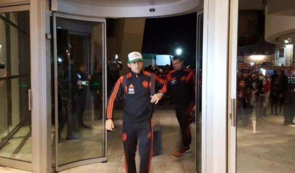 El plantel de River lleg� a San Juan y, pese al viento que azot�, fue recibido por la hinchada