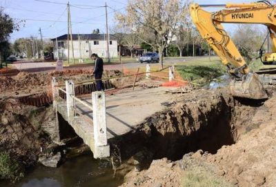 Construyen un puente sobre el arroyo Hoocke