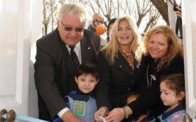 De Luc�a y Ostoich inauguraron el primer Jard�n maternal de Capit�n Sarmiento
