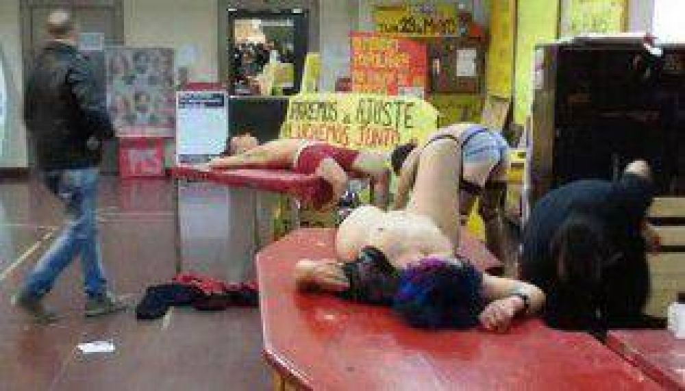 Investigan por �exhibiciones obscenas� a Pos Pono