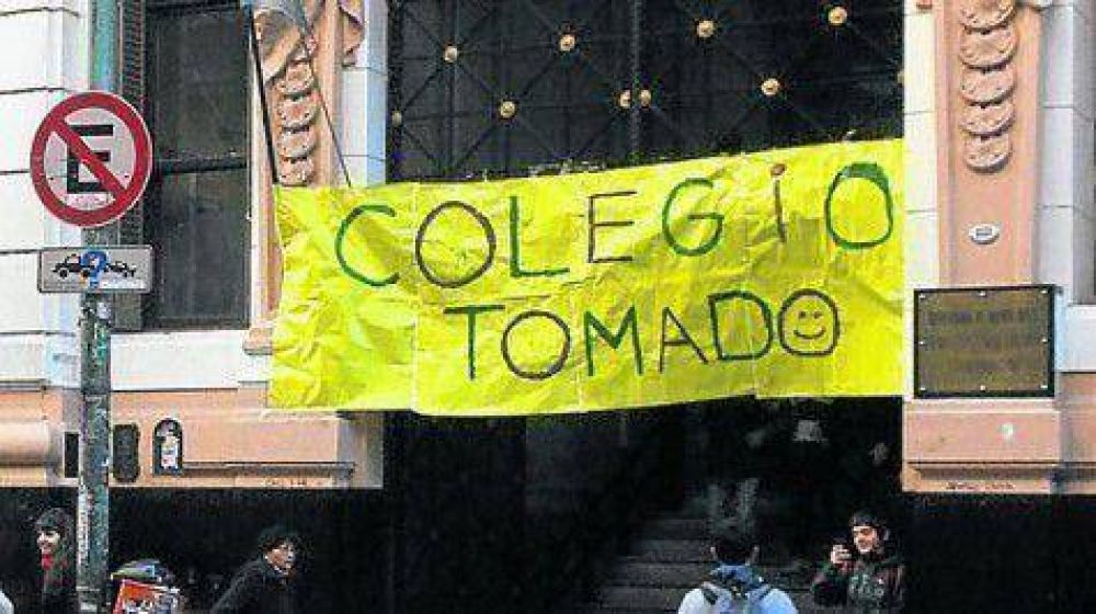 Eval�an cambiar algunas mesas por las tomas