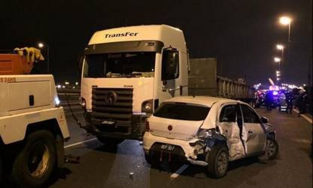Violento choque entre 7 autos y un cami�n en Panamericana: 5 heridos
