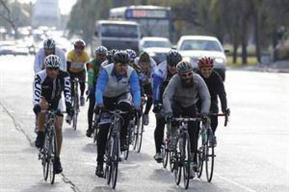 Ciclistas en conflicto: tienen problemas con peatones, choferes y automovilistas