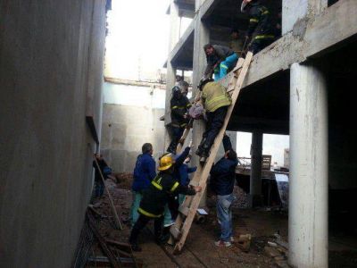 Un obrero cay� desde dos metros de altura en un edificio en construcci�n