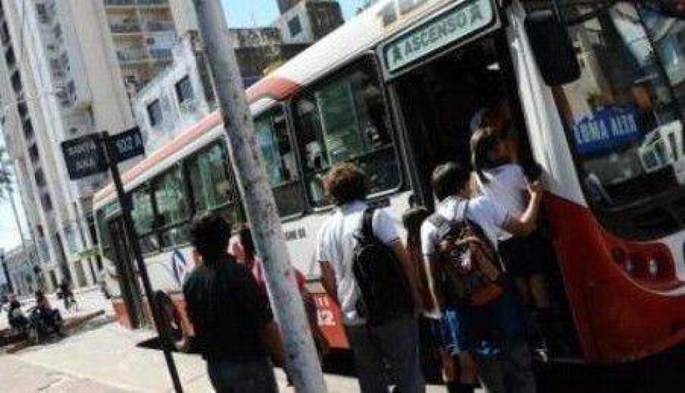 Iglesias: �Vamos a sancionar a los conductores de colectivos que no dejen viajar a los estudiantes�