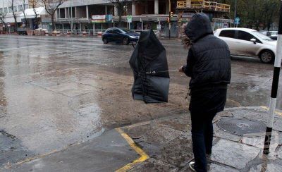 Guard� el paraguas y busc� el gorro y los guantes: se viene el fr�o
