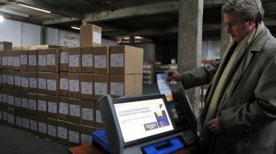 Elecciones porte�as: comienza el operativo de distribuci�n de urnas y m�quinas de boleta electr�nica