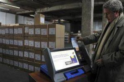 Comenz� reparto de urnas y boletas electr�nicas para elecci�n en Ciudad