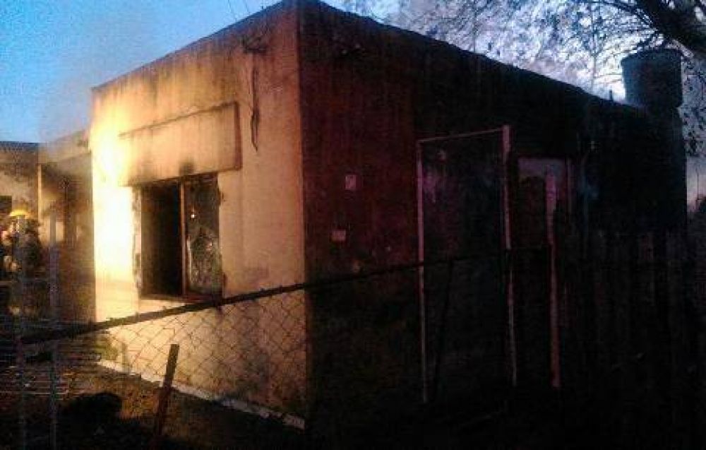Tr�gico incendio en el barrio Lanusse: un joven falleci� calcinado
