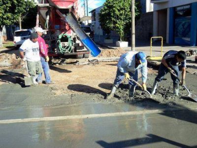 Colocan hormig�n en obra de bacheo
