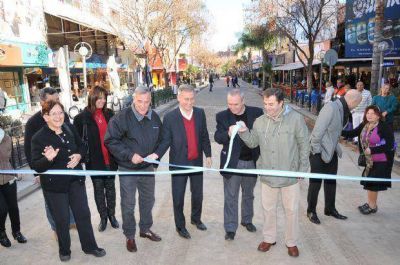 Habilitan obra de adoquinado en el centro de Carlos Paz